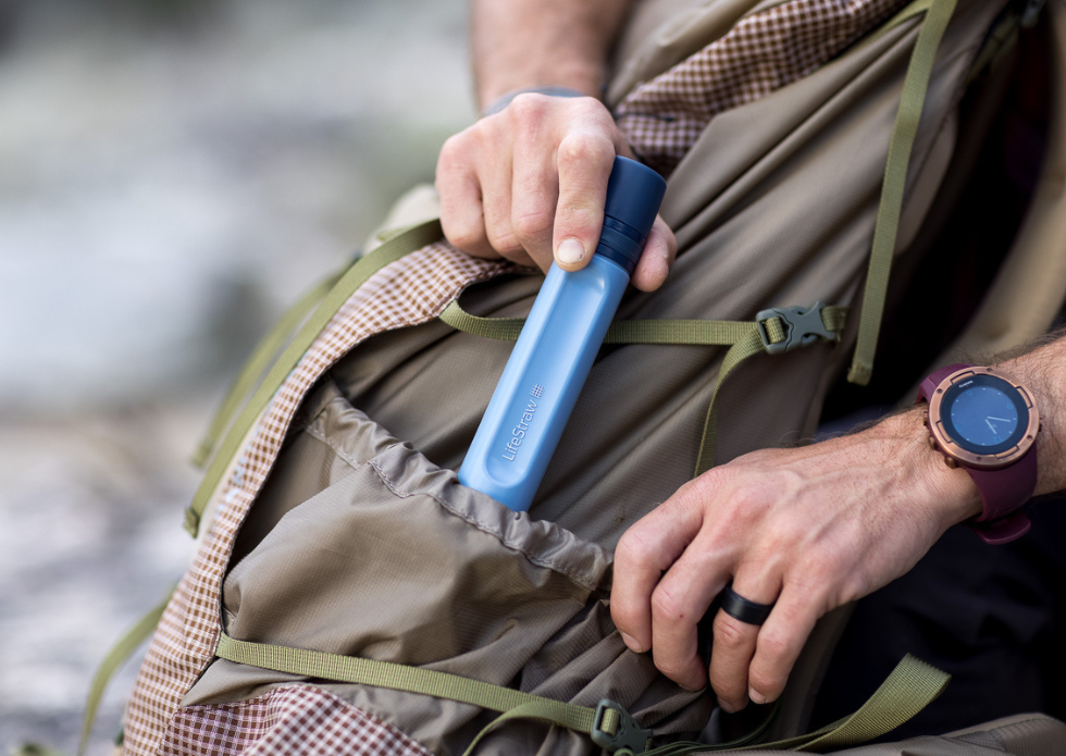 Filtr membranowy słomkowy LifeStraw włożony w&nbsp;kieszeń plecaka turystycznego